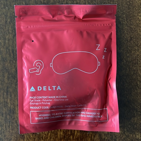 Unopened Delta airlines sleep set & 2 plug in tune out - Picture 2 of 3